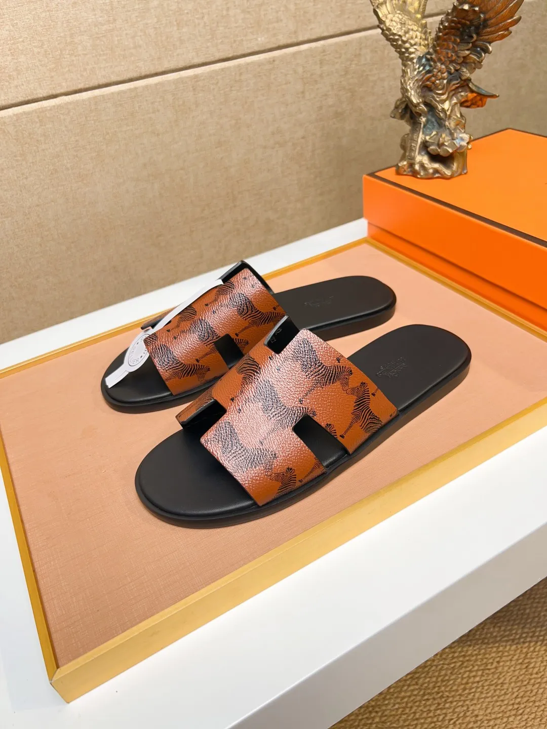 Men's clothing and shoes 💰280 💅💅💅 new arrival. Hermes Hermes official website latest counter synchronized new oran color leather H slippers, the original Paris version flew back to the original model and opened the mold to make it perfectly🍌The highest quality Sincerity, you can enter and leave the counter at will [Deyi] The upper is made of original customized  colored palm prints, crocodile print, ostrich print, colored cow leather, colored cow suede, 🤔 horse hair, 🥳 colored diamonds, 🥰 3D printing, and other genuine leather slippers, imported cow pattern foot pad lining, Italian  latest original genuine leather combination outsole Code number: 38-48 (customized at 46.47.48) Can be made into picture combination sole with genuine leather pattern and ordinary molded outsole